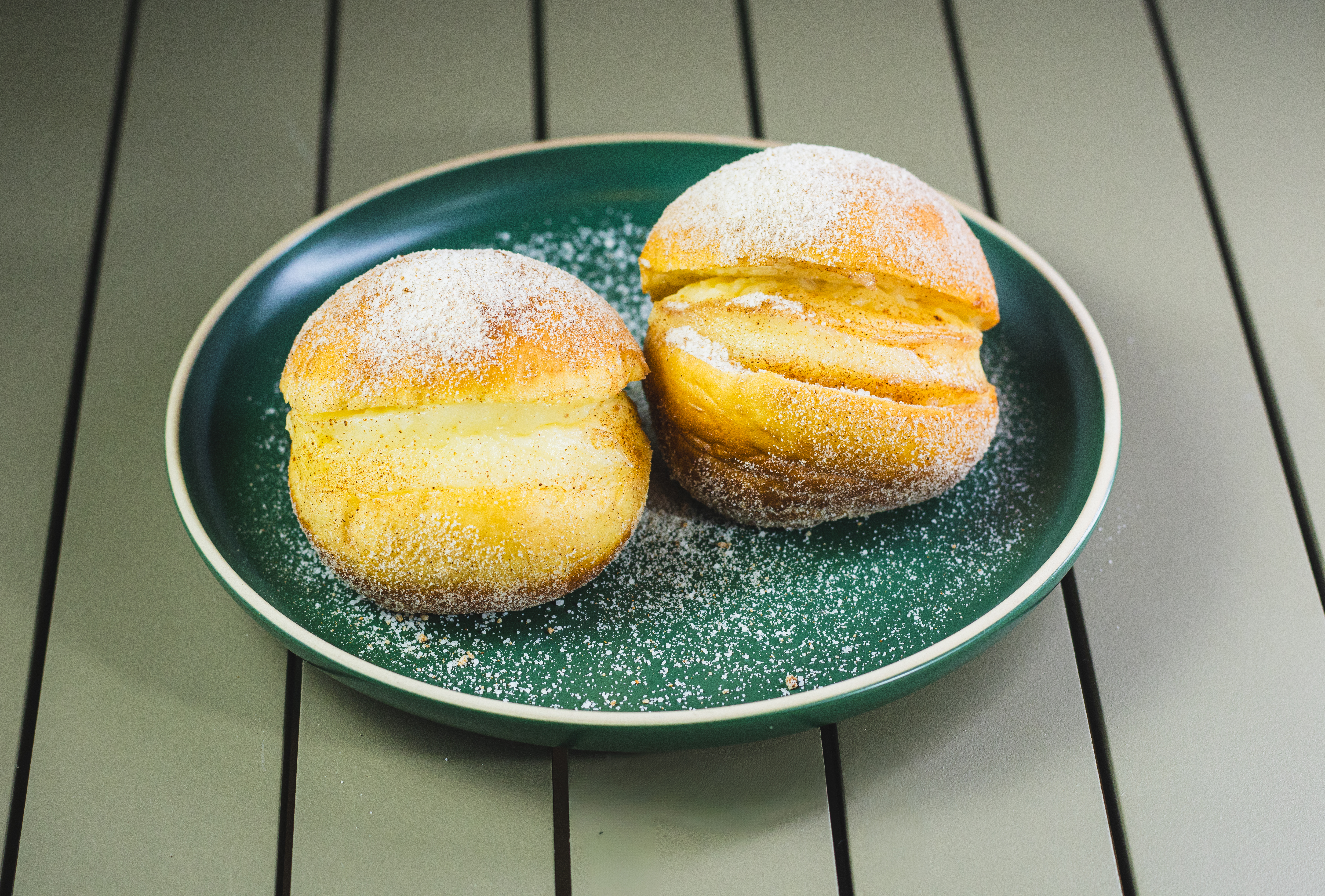 Mesa com produtos variados